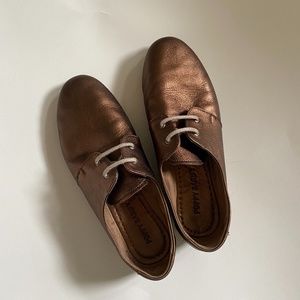 The Eyelet Oxford Poppy Barley